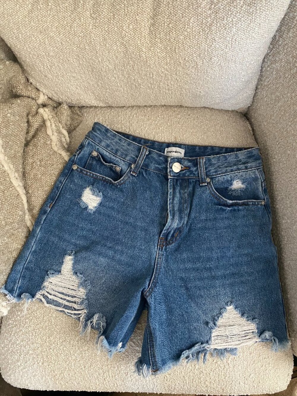Revolve Superdown | Lennon Distressed Mid Short (RUNS SMALL) - Picture 4 of 12